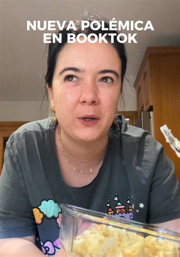 Esta nueva polémica de booktok me tiene dando volteretas y TODO MI PARA TI son vídeos sobre esto lol #booktok #polemica #hotgirlsread #lectora #merch