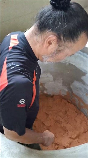 점토 저장하는 모습(Stacking Clay for Aging)
