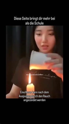 Wir erklären dir alles !🤖 on Instagram: "Wenn man eine Kerze ausbläst, ist die Flamme zwar weg, aber der Docht ist noch sehr heiß. Direkt danach steigt ein sichtbarer Rauchfaden auf. Dieser Rauch besteht nicht nur aus harmlosen Gasen, sondern aus winzigen, unverbrannten Wachsdämpfen. Das Wachs wurde durch die Hitze verdampft, konnte aber beim Auspusten nicht vollständig verbrennen. Hält man nun eine neue Flamme in den Rauch, entzünden sich diese Wachsdämpfe. Die Flamme „wandert“ entlang des Rau