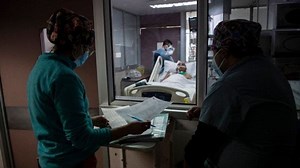 Segunda ola de la COVID-19 retrocede en Chile a tres días de megacomicios