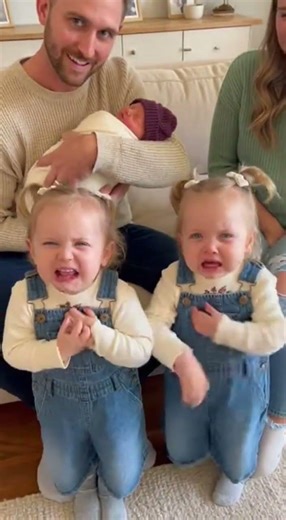 Daddy Kisses New Twins… Big Sisters’ Jealous Meltdown! 😤😂#JealousBigSisters #FunnyFamilyMoments ❤️🇺🇸