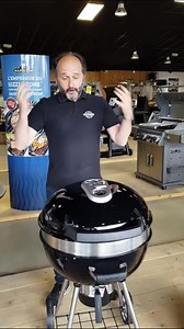 Le barbecue charbon de bois RODEO PRO Napoléon® (Réf PRO22K-LEG-2), présenté par Denis de Breizh Barbecue 🔥🔥🔥👍 C’est Denis qui le dit : « En acier émaillé… Très pratique… C’est une belle charnière qui tient vraiment le choc… Un vrai gros plus… Très belle grille en fonte…Une meilleure saisie…Trois niveaux de réglages possibles…Un des rares barbecues où on peut changer la hauteur de cuisson… On est vraiment sur quelque chose de stable… Un vrai bon choix…» On est bien d’accord ! 😆🔥🔥🔥💪 Supe