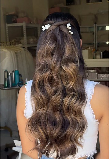 Soft and simple Bridal half up hairstyle featuring our Edelweiss Pins & Lila Veil 🤍✨
