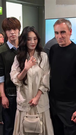 Yang Mi posed for a photo with Prada's creative director, Raf Simons 😱 [26.02.2026] Yang Mi For Milan Fashion Week at Italy | Prada Event Show 🇮🇹🔥 #YangMi #យ៉ាងមី #杨幂 #MilanFW26 #PradaSS26 #MilanFashionWeek #PradaFW26xYangMi | Yang Mi 杨幂 - Mifeng Cambodia