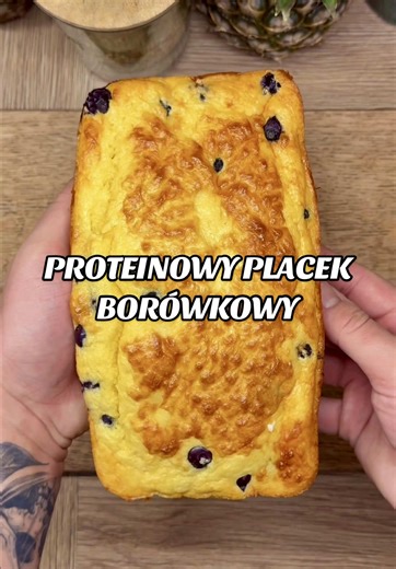 Białko, borówki i kasza manna, czego do szczęścia chcieć więcej?😎 Składniki 2 jajka L 200 g skyru 0% tłuszczu 400 g proteinowego puddingu waniliowego 120 g kaszy manny 90 g waniliowej odżywki WPC 8 g proszku do pieczenia do porcji: 150 g skyru 0% Makro, całość Kalorie: ~1 342 kcal, Białko: ~158 g, Tłuszcz: ~23 g, Węglowodany: ~122 g 1/8 porcji 150 g skyru Kalorie: ~261 kcal, Białko: ~36–37 g, Tłuszcz: ~3 g, Węglowodany: ~21 g #ciasto #placek #redukcja