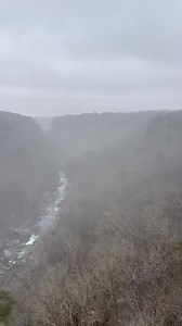 🌨️Alabama se prepara para un paisaje invernal, ¡con copos de nieve ya haciendo su aparición en el norte! Esta mañana, se reportaron chubascos de nieve en el Little River Canyon en el condado de DeKalb. Pero agárrate, porque se espera una alerta de tormenta invernal que impactará la mitad sur del estado este martes. Aquí te dejamos lo que puedes esperar: 🔵 ¡Nieve más intensa al sur de la U.S. 80, con acumulaciones potenciales de 2-3 pulgadas! 🌬️ 🔵 Es probable que haya impactos en los viajes, 