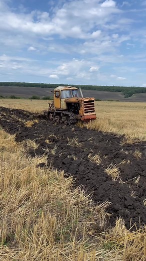 The Legendary Soviet Russian DT-75 Crawler Tractor is still in service, still tough, reliable and powerful.. 😮 | Russian Tractors