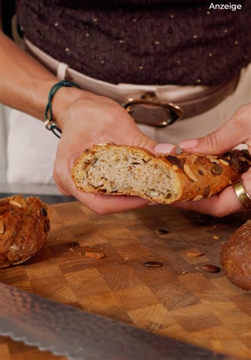 Anzeige| Brot vom Vortag? Schmeckt bei uns wie frisch gebacken! 😍 Für unseren Brunch habe ich das Brot von gestern einfach mit der Regenerationsfunktion meines Bosch Backofens aufgebacken. Durch die Kombination aus Dampf und Hitze wird es innen wieder schön saftig und außen richtig knusprig. 🤍 Ich stelle dafür Regenerieren mit Dampf auf 120-180 °C für ca. 10 Minuten - bei Brot mag ich es gerne etwas heißer, damit die Kruste wieder schön knackig wird. So muss Brot vom Vortag definitiv nicht tro