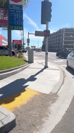Northbound has all traffic lights with arrows ! Flashing right yellow arrow !