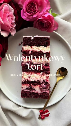 ZŁÓŻMY RAZEM WALENTYNKOWY TORT🌹♥️ Jest tu ktos kto kocha tak jak ja to ciasto? No jestem uzależniona, a połączenie z karmelem i Philadelphią to czysty obłęd🤭 Kto chce przepis na ten tort?😍 Zostańcie ze mną, wkrótce tynkowanie i dekoracja♥️ #tort #torty #redvelvet #cukiernictwo #przepisnatort
