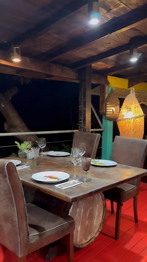 Fidèle à l’esprit du Poisson Rouge, nous vous proposons des menus essentiellement composés de poissons locaux, avec des alternatives viande ou végétarienne. Des recettes uniques au gré des saisons et de la pêche du jour, pour une expérience toujours fraîche et surprenante. 🕒 Horaires d’ouverture : Vendredi et samedi soir Dimanche midi Renseignements et réservation : 📞0590 28 42 72 ✉️ resa@tendacayou.com Venez savourer des plats savoureux dans un cadre unique | Tendacayou Ecolodge & SPA Guadelo