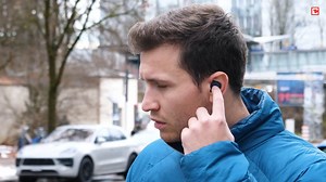 Die In-Ear-Kopfhörer Jabra Elite 8 Active können im Test vollends überzeugen. Mit dem kompakten Ladecase erreichen sie eine stolze Wiedergabezeit von über 70 Stunden – auch ohne Nachladen halten sie mit stolzen 18 Stunden sehr lange durch. Klanglich punktet besonders der satte, präzise Bass gemeinsam mit den klaren Höhen und der gelungenen Darstellung von Sprache und Instrumenten. Die Elite 8 Active sitzen sicher und bequem im Ohr. Die Geräuschunterdrückung beim Musikhören ist eher durchschnittl