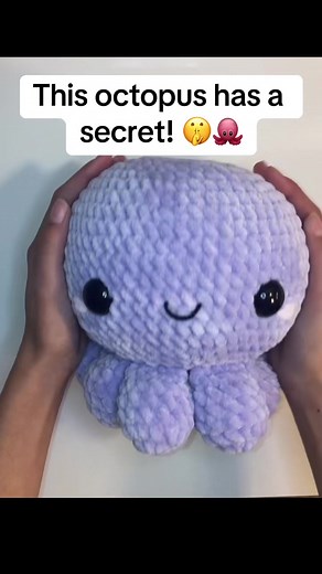 This crochet octopus has a suprise!! 😱🐙💗 Made with plush yarn and 5.5mm hook #cute #octopus #crochet #smallbusiness #amigurumi #crochetbeginner #yarn #chenille #plushie #crochetoctopus #pulpo #ami #crochetamigurumi