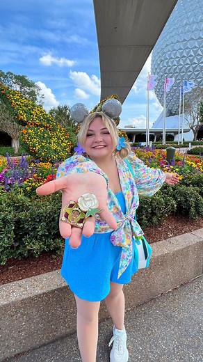 Shannon ✨ on Instagram: "Yup, we spent $500 on another Disney pin collection…but it was so WORTH IT! 🤩 This collection came with so many epic pins, and I loooove the blue pin bag! I love when merch is so colorful and artistic 🥰 Can’t believe we got another epic Splash Mountain pin in this haul! 😲 Do you ever wonder how many Disney pins exist out there? There must be sooo many 🤣 Do you keep your pin collection in a pin bag? Or cork board, or something else??? 🤔 #disneypins #disneypincollecto