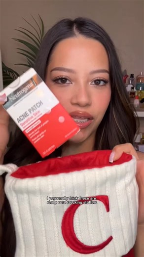 Jess | Makeup • Tutorials on Instagram: "#NeutrogenaPartner How to wear your @neutrogena sensitive skin acne patches with makeup! #acnepatch #pimplepatch #acneprone"
