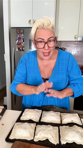 🥧 Homemade Meat Pies That’ll Blow Your Mind! 🥧 The recipe is in the comments. ⬇️ Crispy, golden pastry on the outside… rich, savoury beef filling on the inside. THESE are the meat pies you’ve been waiting for! 🥩🧅🥕 I’ve been making these for years and they never disappoint. Whether you’re feeding the fam, stocking the freezer, or just treating yourself to a nostalgic Aussie classic—these pies are total winners. 🙌 Perfect with a salad, chips, or on their own straight from the oven. Freeze be