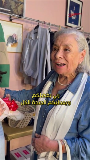 منجية الطبوبي تُهدي أمينة بديري الورد بعد عرض 'الإنسان الرابع ' لتوفيق الجبالي