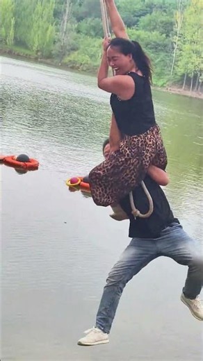 I didn't expect this sister to do it so perfectly! #Swing on Water #Watch Once and Laugh Again