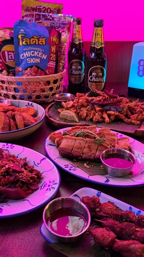 Late night cravings? We got you! 😉 Our NEW Tapas Menu is here at Thai Hou Sek The Hub SS2! Easy bites, beer snacks and tasty sides that go ‘shiok shiok’ with mookata and ice cold beers 🍻🥓 Perfect for after-work chill or midnight supper with your makan gang. 📍Thai Hou Sek Gastrobar @ The Hub SS2 ⏰ Open till 12AM | Thai Hou Sek