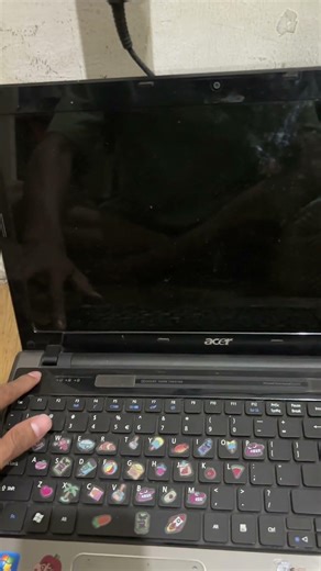 Laptop nya yang ada tulisan dont trun off your computer, mudah banget benerin nyaa simakk #servis