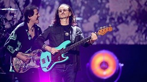Watch Geddy Lee fill in for the late Chris Squire for Yes' Rock & Roll Hall of Fame induction performance of "Roundabout." | Bass Player Magazine