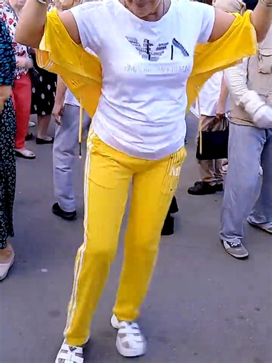 Класні танці та гарні дівчата