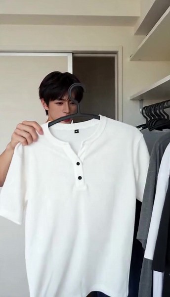 メンズ向けファッショナブルな無地のヘンリー半袖Tシャツ、シンプルなデザイン、ワッフルテクスチャー、二ボタンディテール、日常使いに最適