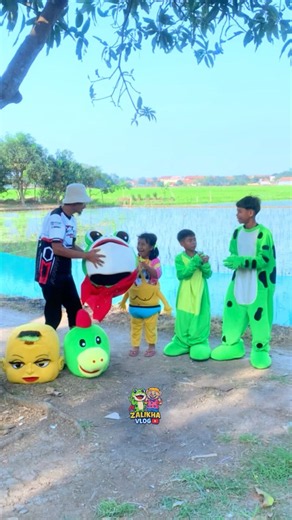 FUNNY CLOWNS LINING UP TO BUY CLOWN HEAD MASKS