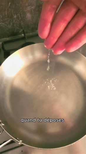 Test de la goutte d'eau : 30 secondes pour une poêle inox qui dure toute ta vie