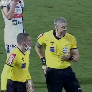 Você viu que um juiz expulsou o quarto árbitro com um cartão vermelho: Anderson Daronco fez isso, em outra façanha do “árbitro mais forte do mundo”. Esta é a verdadeira história. | Craques