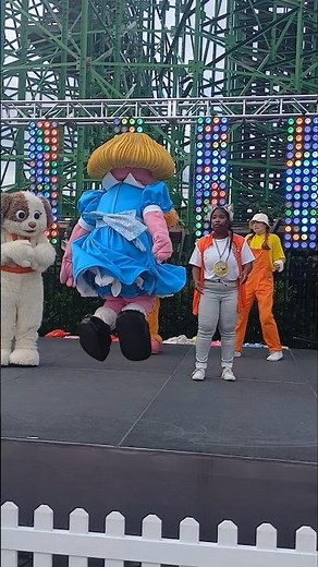 Prarie teaches everyone to do the dog 🩷🐶 #sesameplacephiladelphia #prariedawn