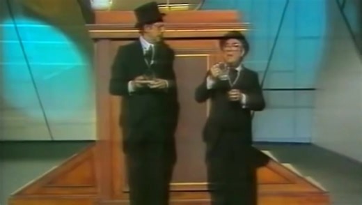 Historia de la TV. Mítico sketch de Tip y Coll explicando cómo llenar un vaso de agua (Nochevieja de 1989) | Historias de la Historia