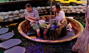 HCMC Koi fish café draws foreign tourists