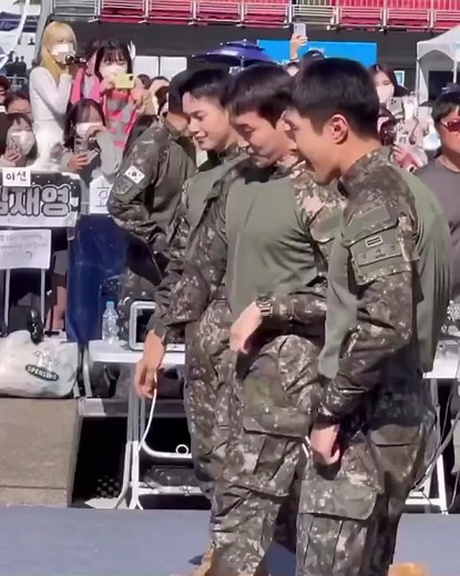 How cool is the Korean army dancing to EXO's song🥵 ارتش چقدر زیبا با اهنگ اکسو دنس میکنن #exoweareone #exo엑소 #exo #exocover #exoloveshot #koreanarmy #بروفوریوتاجرت_ندادم #اکسو #اکسوال_ایرانی