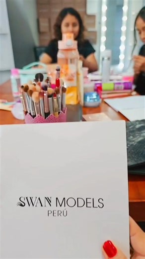 SWAN MODELS- -Automaquillaje