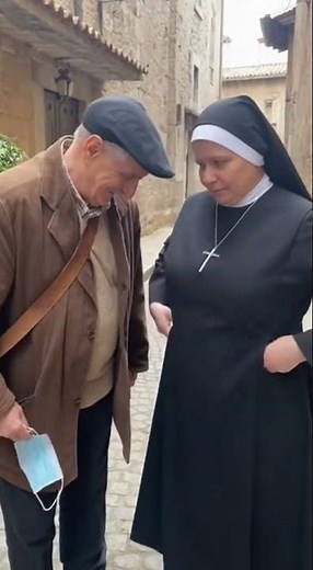 Suora mostra la micia!