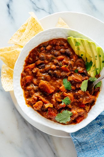 I still love my homemade vegetarian chili! 🙌 When it's freezing cold outside, all I want to eat is cozy comfort food like this vegetarian chili recipe. It’s my favorite, and leftovers taste even better the next day! It has a smoky, complex flavor that comes from basic pantry ingredients, vegetables and spices! It would be a great option to serve during your Super Bowl festivities, too. 🏈✨⁠ Get the full recipe here: https://cookieandkate.com/vegetarian-chili-recipe/ | Cookie and Kate