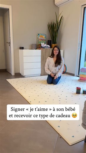 Bébé Signe & Vie de Maman 🍃 Typhanie on Instagram: "La saint Valentin approche, et si on signait toutes les »je t’aime » à notre bébé ? 🥹🥹 À utiliser sans modération le matin à la crèche / chez nounou / à l’école et au quotidien 🥰♥️ —> Pour apprendre plus de signes, je t’ai préparé 15 cartes des premiers signes à faire avec ton bébé, commente CARTES pour les recevoir gratuitement 🥰 Bébé signe - Signer avec bébé - Amour bébé"