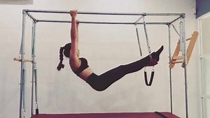 Hanging Pull Ups #classicalpilates #classicalpilatesmerida #thenewyorkpilatesstudiomexico #pilatesworkcenter #lilycruzguillen #pilatescadillac | Pilates Workcenter. Classical Pilates Studio