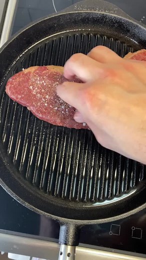 Horse steak 🐴😍🙌🏽 #perfect #crust #foryou #butter #food #quality #mediumrare #ontop #salt #knife ￼#meat