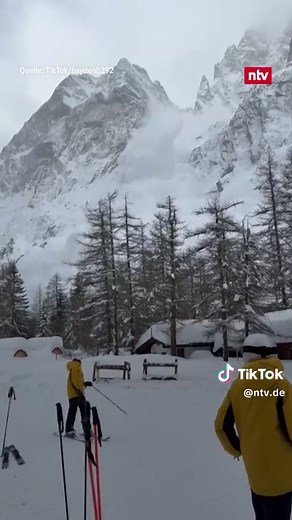 Am Wochenende geht im Aostatal in den italienischen Alpen eine Lawine ab. Jetzt kursieren Videos von Augenzeugen, die filmen, wie die Schneemassen auf sie und andere Menschen im Tal zurast. Die Aufnahmen verdeutlichen das Ausmaß der Lawine. Abseits dieser Szenerie waren bei dem Abgang drei Menschen gestorben. 📲 Immer informiert mit unserer kostenlosen ntv App. #ntv #nachrichten #alpen