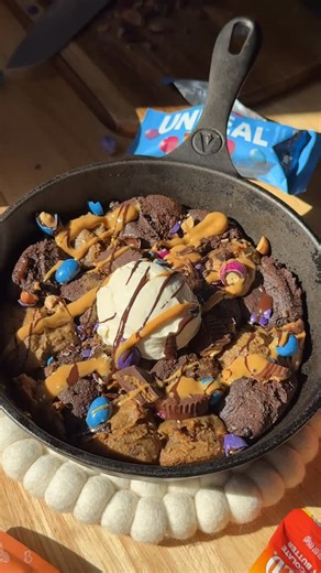 Hungryroot on Instagram: "This peanut butter brownie cookie skillet by @jennaliveswell is pure nostalgia in the best way. 🍪🤎 Hot tip: this is made with our better-for-you @hungryroot Peanut Butter Cup Cookie Dough and Black Bean Brownie Batter, that are both safe to eat raw if patience isn’t your thing. 😉 Comment “cookie skillet” for the recipe!"