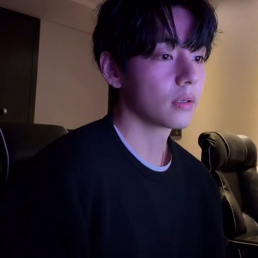 Taehyung speaking in Spanish. | Lｏｖｅｌｙ Tａｅｈｙｕｎｇ
