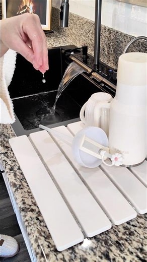 I thought fabric mats in the kitchen were normal… until I tried this. #kitchentips