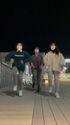 ブルマとランチ ダンス - 娘たちと楽しく踊ろう！