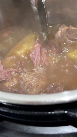 5-INGREDIENT MISSISSIPPI POT ROAST 😮‍🔥🥩 Made easy in the pressure cooker with just: ✔️ Chuck roast ✔️ Ranch seasoning ✔️ Au jus gravy mix ✔️ Butter ✔️ Pepperoncini peppers Tender, juicy, and packed with flavor 🤤 This is comfort food at its finest Save this one for dinner 👇 #MississippiPotRoast #PressureCooker #EasyDinner #ComfortFood #FoodReels | WALTWINS