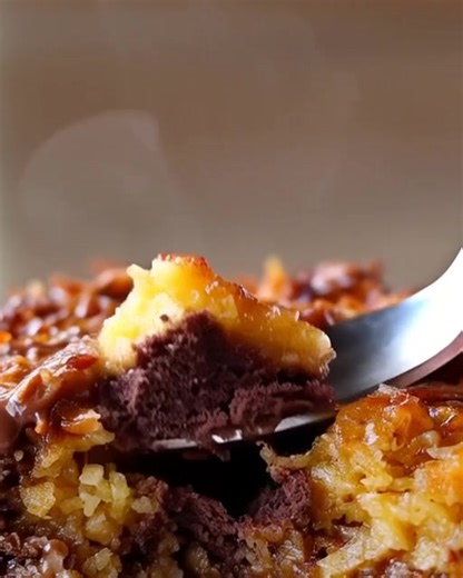 🍫🥥 German Chocolate Dump Cake 🍍✨ If you’ve never tried a dump cake, this one will win you over instantly 😋 Rich, gooey, chocolatey layers with pineapple, coconut, and pecans — all baked together into pure dessert magic! 💛 Perfect for family gatherings, potlucks, or a cozy night in! 🧁 Ingredients: • 1 box (15.25 oz) yellow cake mix • 1 can (12 oz) German chocolate frosting • 1 can (20 oz) crushed pineapple, undrained • 1 cup chopped pecans • ½ cup butter, sliced • 1 cup shredded coconut 👩‍