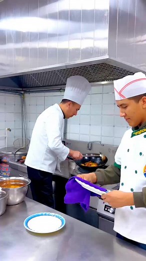 Very Funny Chinese Kitchen😂😂 #foryou #foryoupage #chinesefacts #funny #fail #viral #fun #chinese #fact #prank #facts #chef #funnychef #cook #funnycook #foodprank