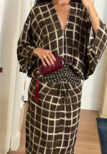 still not over this dress! 🤎 #massimodutti #checkereddress #marliesgraceclutch #therowheels #falloutfits
