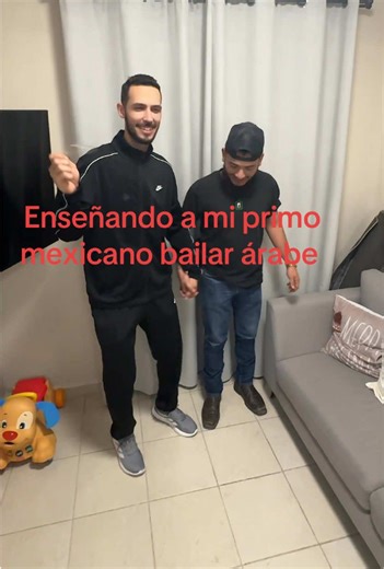 Enseñando a mi primo mexicano bailar árabe #mexico #arabe #amigos #fyp #risa
